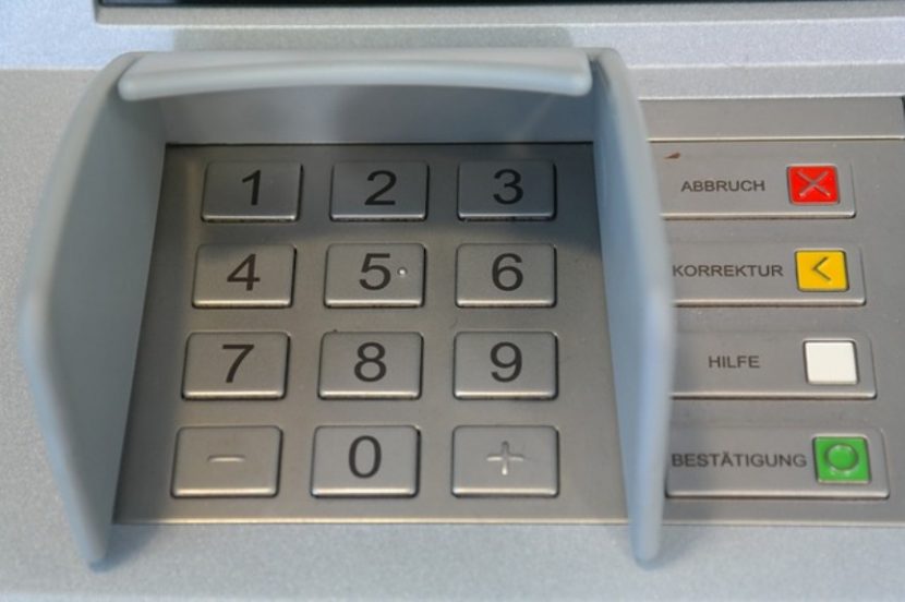 Cati dintre detinatorii unui cont curent il folosesc pentru a-si incasa salariul